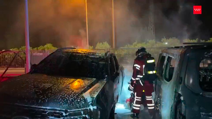 Arden tres vehículos en un concesionario de Leganés