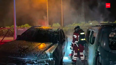 Arden tres vehículos en un concesionario de Leganés