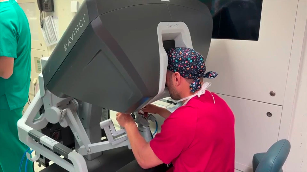 La Paz realiza la primera reconstrucción de mama con tejido abdominal asistida por robot en España