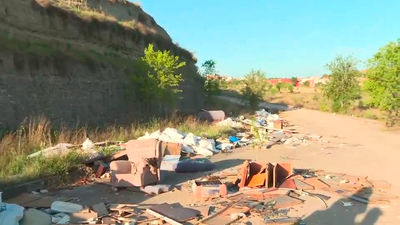 Vecinos denuncian un vertedero incontrolado, con restos de amianto, próximo al hospital del Henares