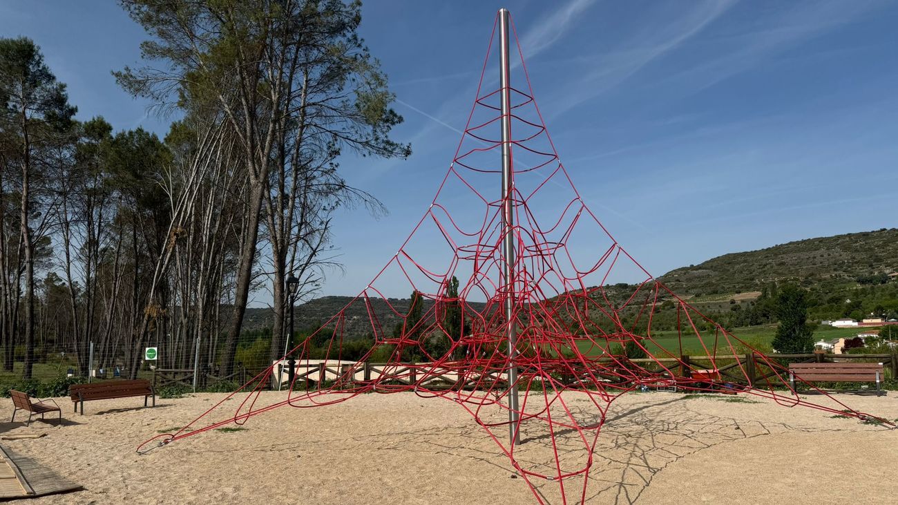 Pirámide de escalada junto a la Vía Verde del Tajuña, en Ambite