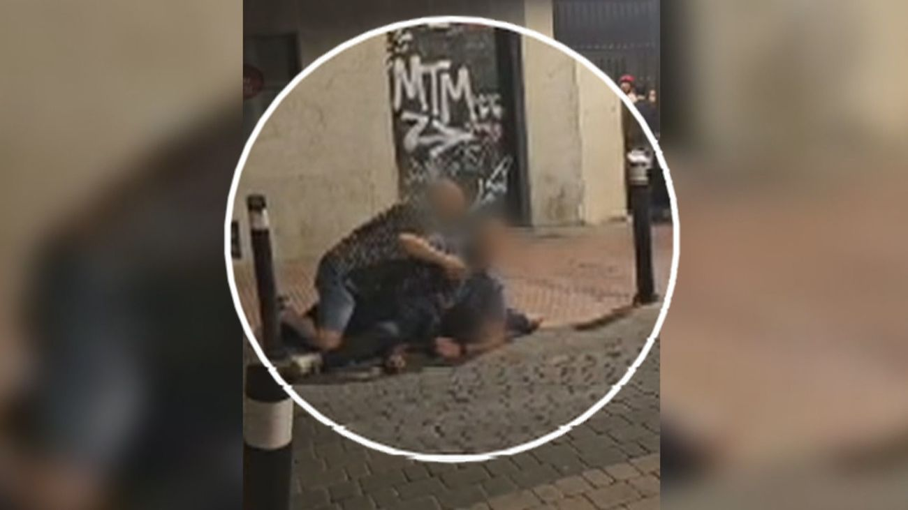 Momento en el que Abderrahim Akkouh es reducido por el agente municipal fuera de servicio