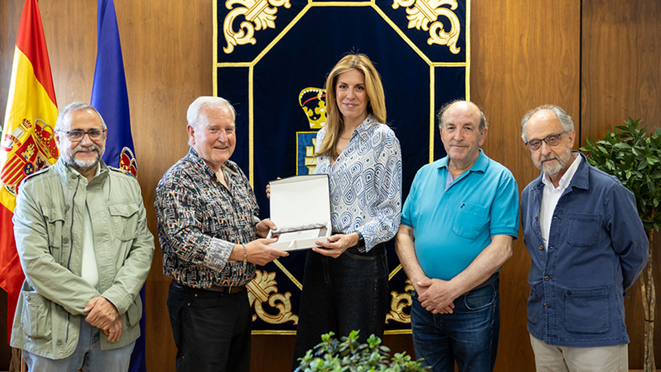 Reunión de la junta directiva de 'La Inseparable' de Pozuelo de Alarcón con la alcaldesa