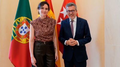 Díaz Ayuso recibe en la Real Casa de Correos al alcalde de Lisboa para reforzar lazos económicos y culturales