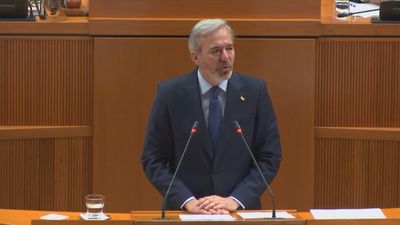 Azcón defiende la "legalidad" de 'la prioridad nacional' pactada con Vox y niega discrimine por "nacionalidad"