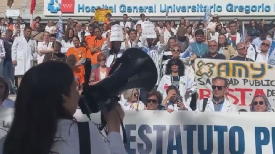 Médicos se concentran frente al Marañón contra "la agonía" del Estatuto Marco de Mónica García