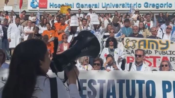 Médicos se concentran frente al Marañón contra "la agonía" del Estatuto Marco de Mónica García