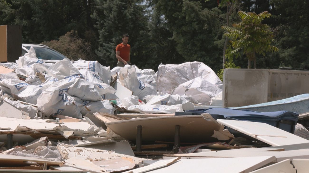 El viejo parque acuático de San Fernando de Henares se convierte en un vertedero ilegal