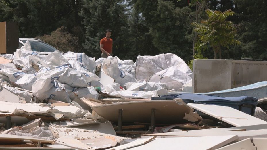El viejo parque acuático de San Fernando de Henares se convierte en un vertedero ilegal