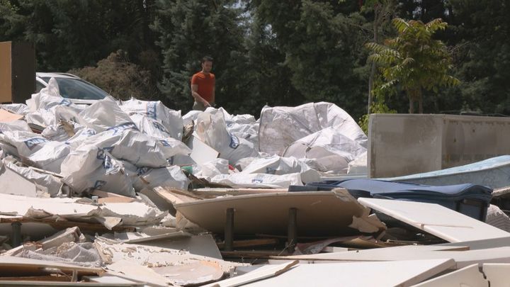 El viejo parque acuático de San Fernando de Henares se convierte en un vertedero ilegal