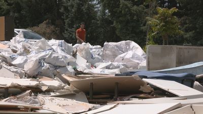 El viejo parque acuático de San Fernando de Henares se convierte en un vertedero ilegal