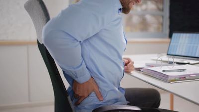¿Pasas horas frente al ordenador? Así puedes evitar dolores y lesiones