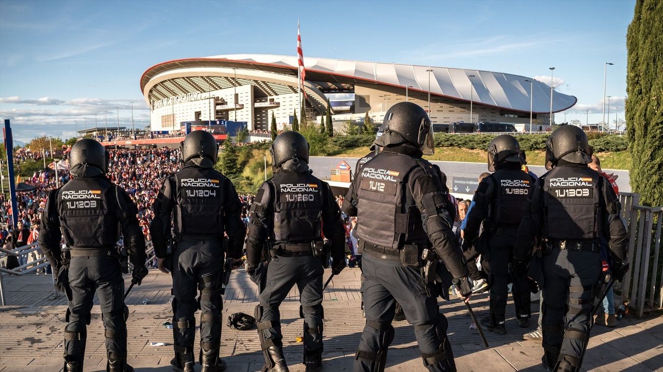 "Parece que estás en estado de guerra", la pesadilla de los vecinos de la plaza Céfiro cuando hay partido en el Metropolitano