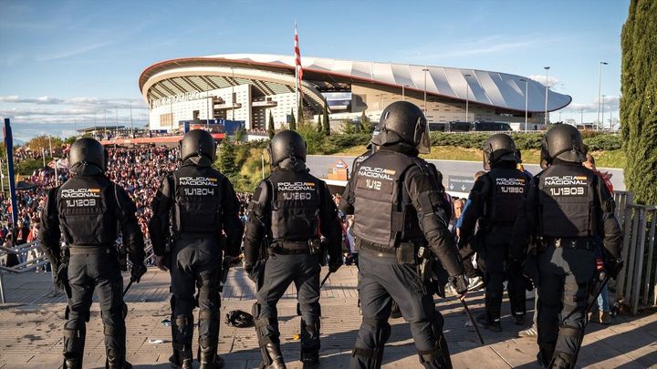 "Parece que estás en estado de guerra", la pesadilla de los vecinos de la plaza Céfiro cuando hay partido en el Metropolitano
