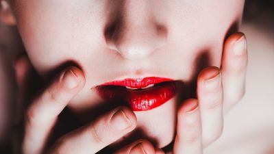 ¿Qué es el 'efecto pintalabios rojo' y por qué ha vuelto a resurgir?