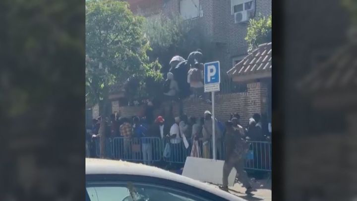 Un grupo de inmigrantes intenta saltar la verja de  la Embajada de Gambia en Madrid