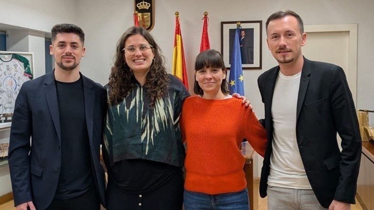 A la izquierda, el concejal parleño de Transición Ecológica y de Participación Ciudadana y tercer teniente de alcalde, Miguel Fuentes.