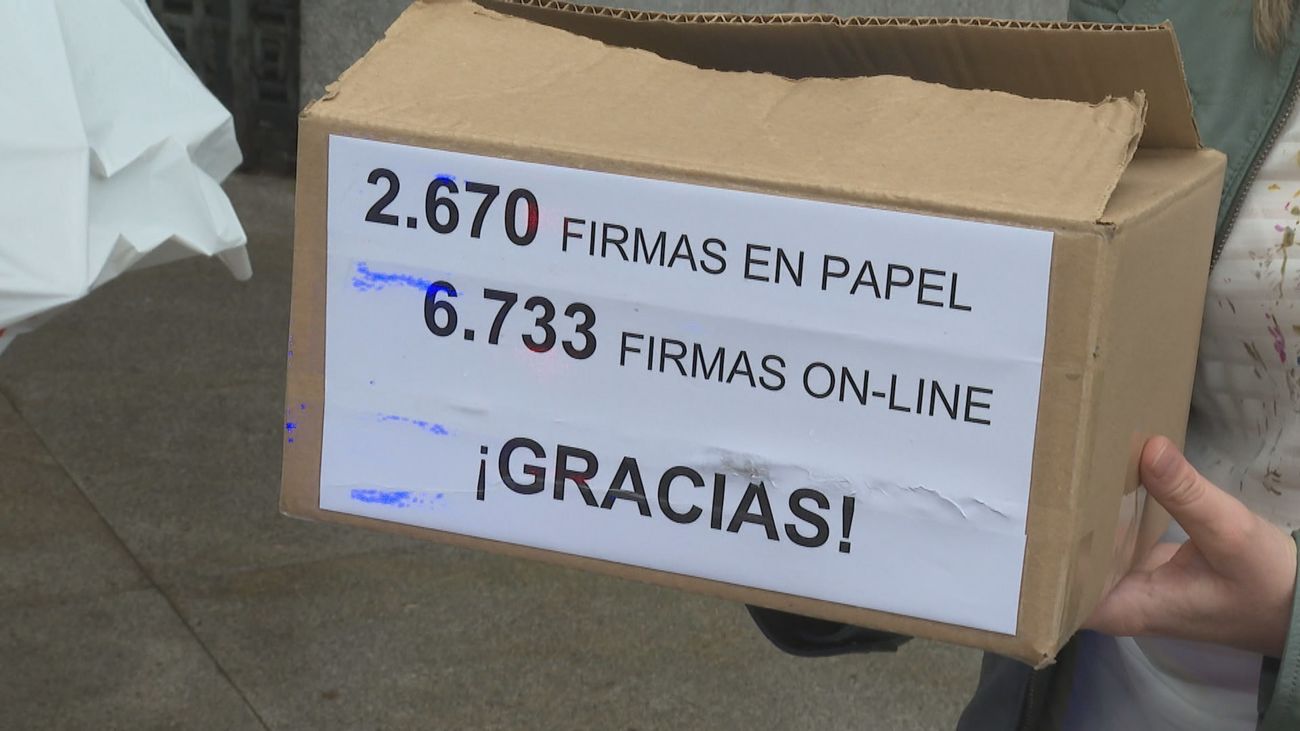 Los vecinos de Imperial entregan más de 9.400 firmas contra la construcción del museo de la EMT en la parcela de Mahou Calderón