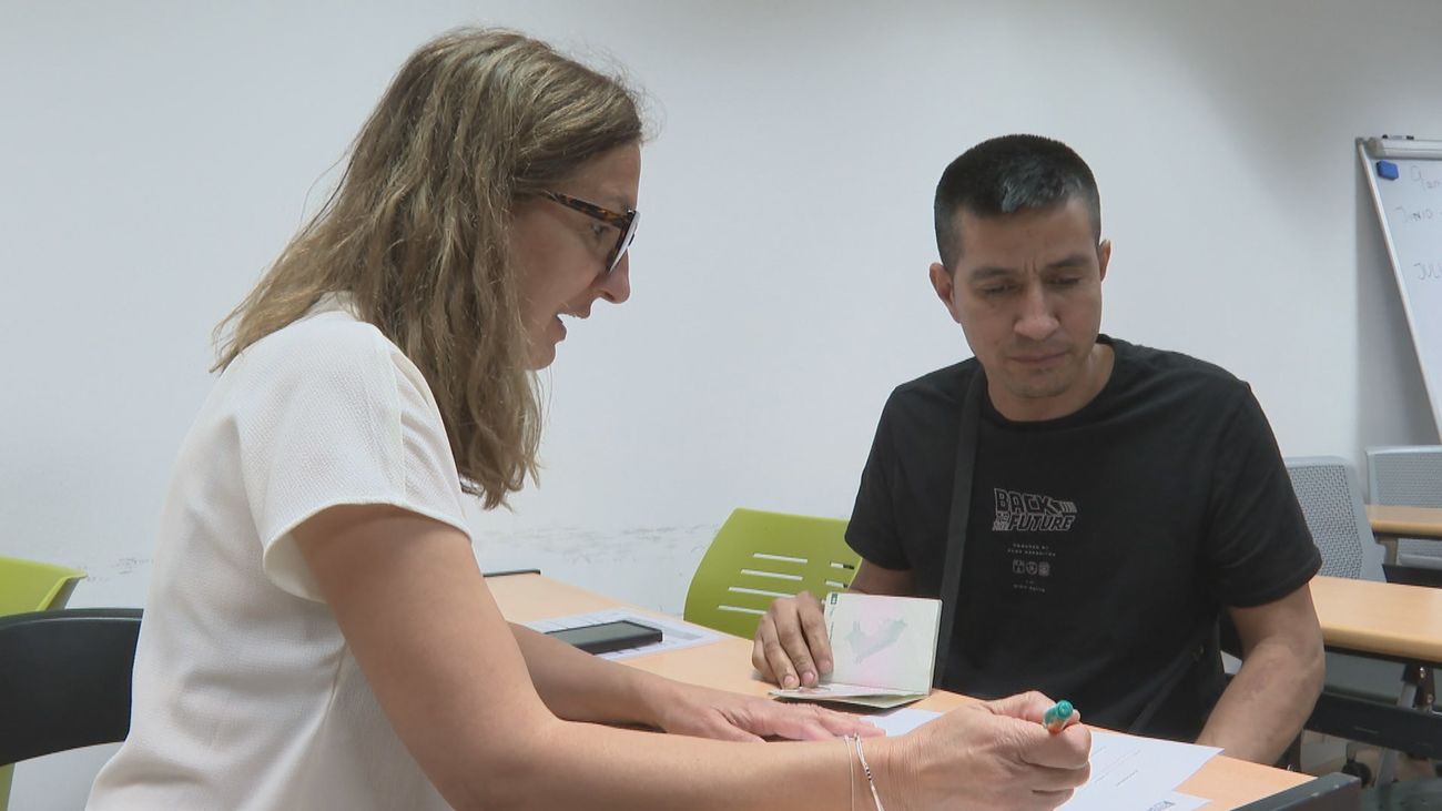 Aseguran que hay ONGs con escasa experiencia en la regularización de inmigrantes