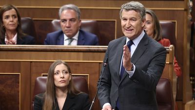 Feijóo exige a Sánchez que se implique para resolver la huelga de médicos, que agrava las listas de espera
