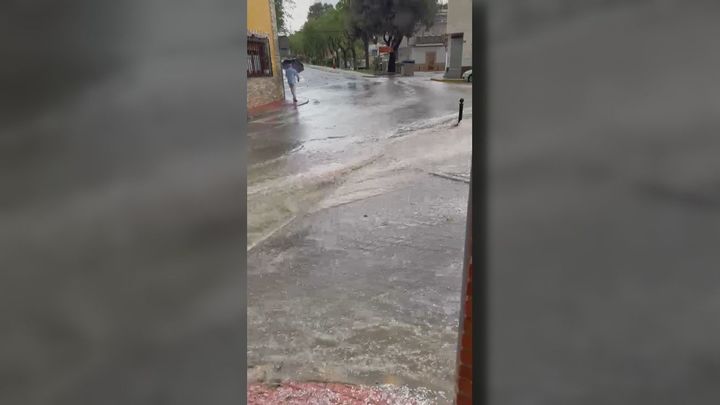 Lluvia y granizo convierten las calles de Loeches en ríos en cuestión de minutos