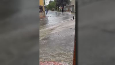 Lluvia y granizo convierten las calles de Loeches en ríos en cuestión de minutos