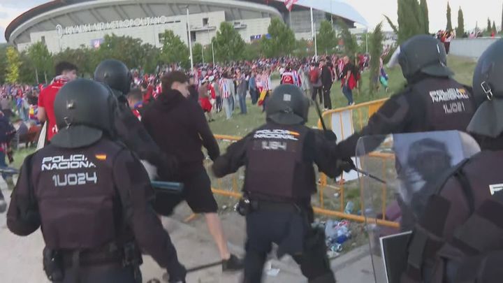 Tres heridos leves y un detenido por incidentes previos al Atlético-Arsenal en el Metropolitano