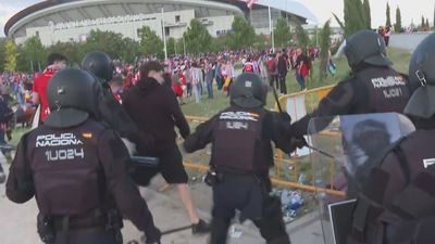 Tres heridos leves y un detenido por incidentes previos al Atlético-Arsenal en el Metropolitano