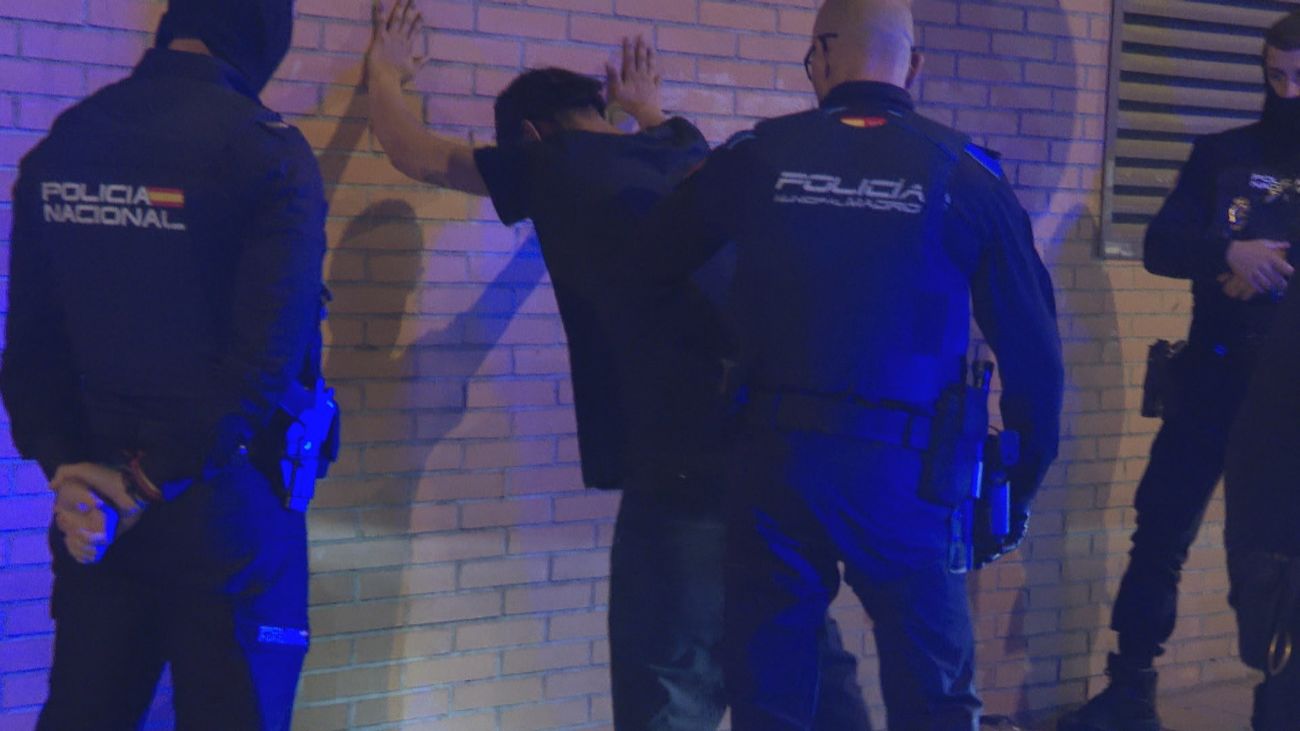 Detenido un joven que robaba móviles en una discoteca de Carabanchel y los escondía en las ruedas de un coche