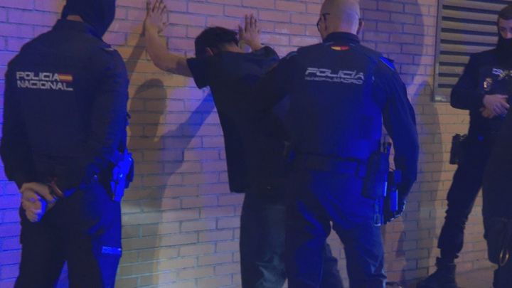 Detenido un joven que robaba móviles en una discoteca de Carabanchel y los escondía en las ruedas de un coche