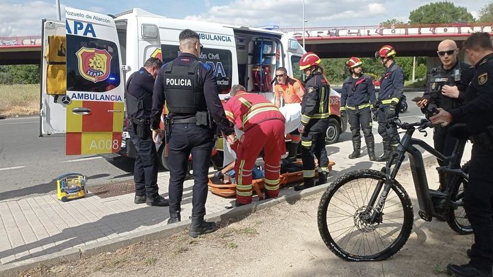 Ciclista rescatado en Ciudad de la Imagen tras caer por un terraplén