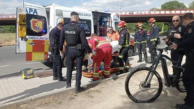 Un ciclista cae por un terraplén de cuatro metros en Pozuelo y tiene que ser rescatado por los bomberos