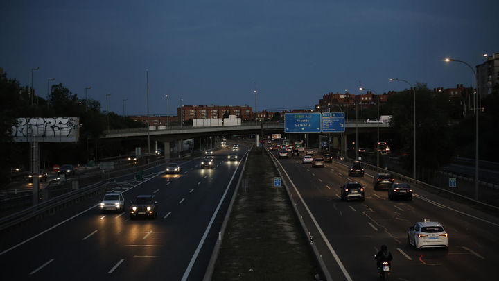 Tráfico en la salida de la carretera de Valencia en Madrid en el inicio del puente del 1 de mayo