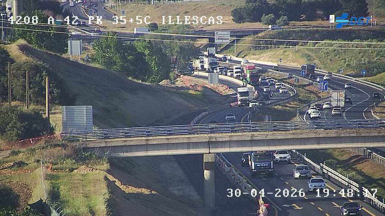 Retenciones en las salidas de Madrid por el inicio del puente de mayo: un accidente en la A-42 provoca 10 km de atasco