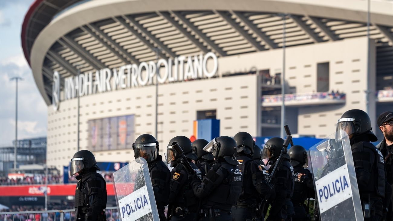 Jupol alerta del auge ultra tras los disturbios en el Metropolitano: “Las bengalas se lanzaron contra la Policía con intención”