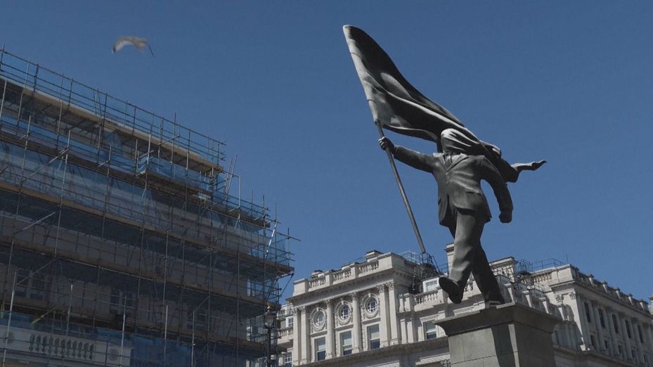 Un hombre a punto de caer al vacío, la nueva obra de Banksy en el centro de Londres