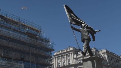 Un hombre a punto de caer al vacío, la nueva obra de Banksy en el centro de Londres
