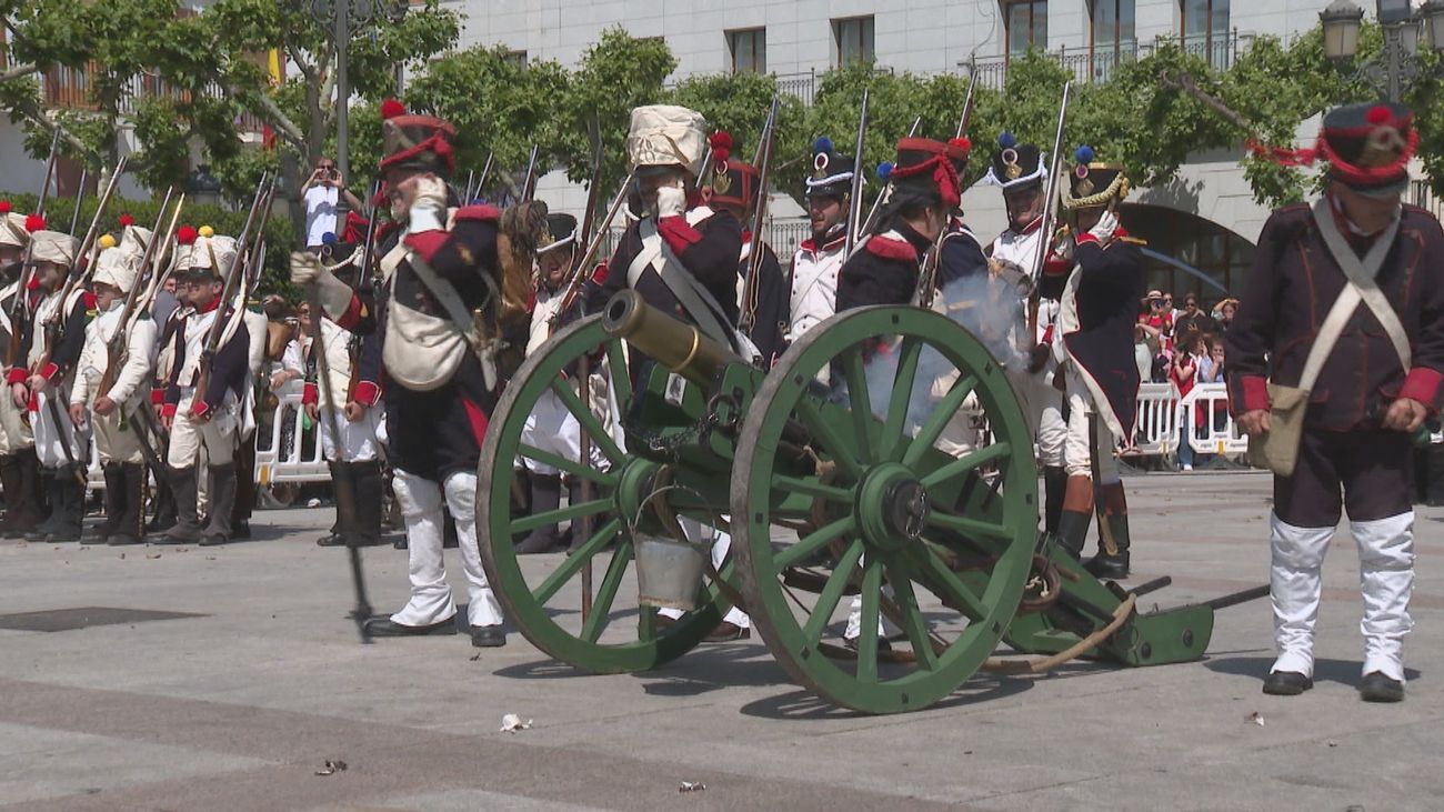 Torrejón viaja hasta 1808 y revive el levantamiento del 2 de Mayo con una recreación en la Plaza Mayor
