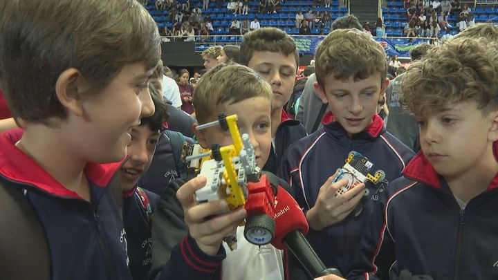 Más de 3.000 alumnos de 65 centros educativos presentan sus trabajos robotizados en Fuenlabrada