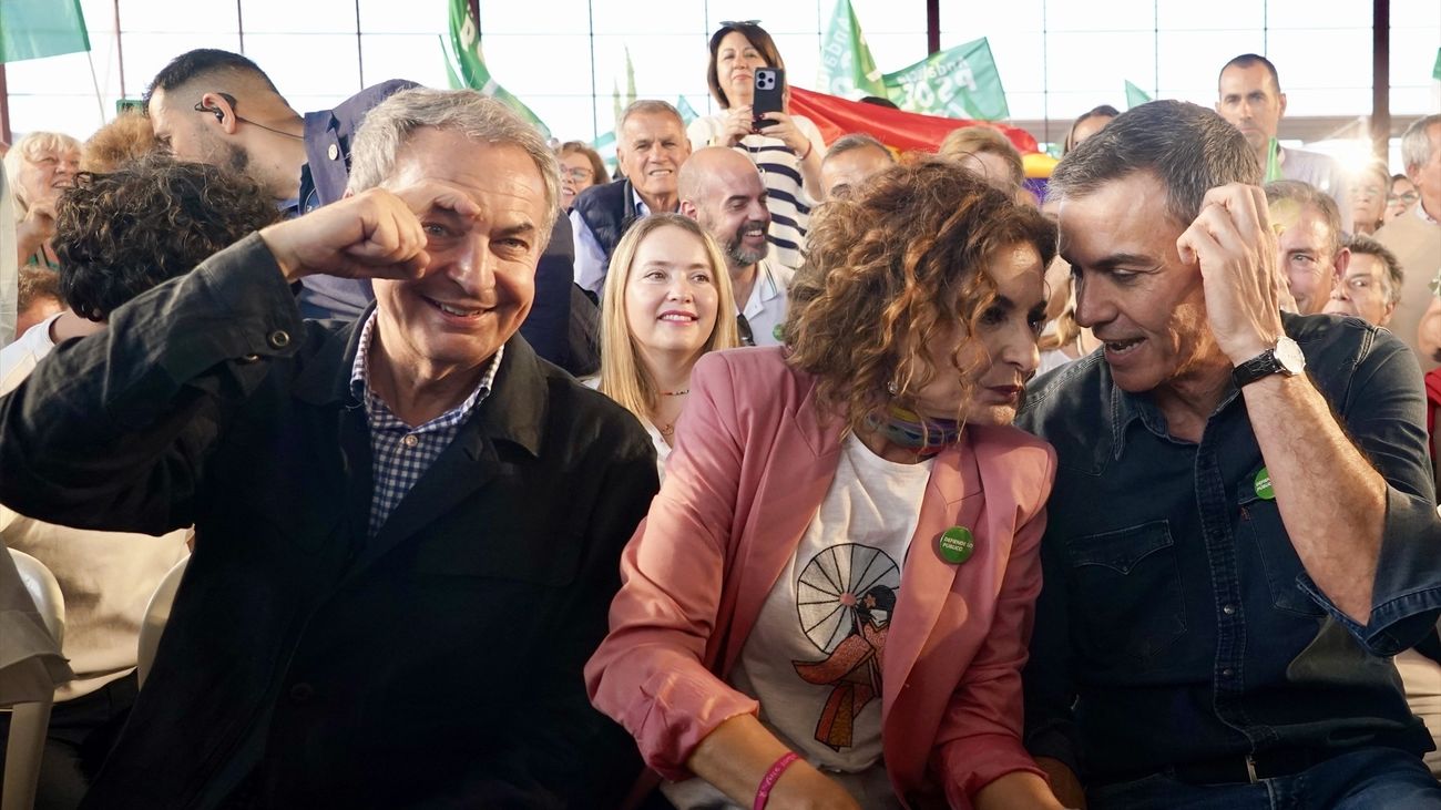 Sánchez y Zapatero arropan a María Jesús Montero en un acto electoral en Málaga