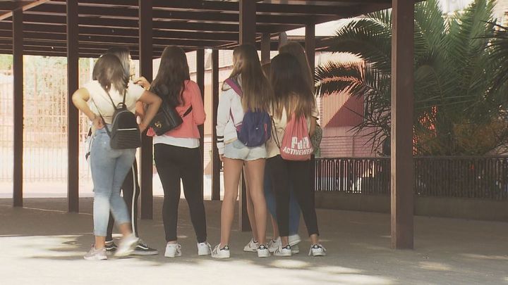 Niñas a las puertas de un colegio