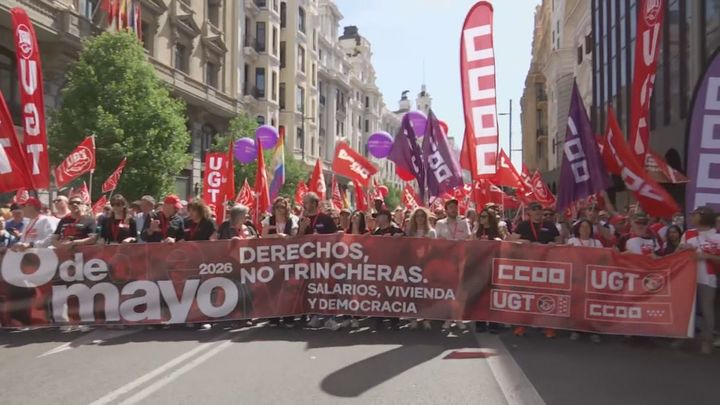 Manifestación de CCOO y UGT en Madrid bajo el lema "Derechos no trincheras, salarios, vivienda y democracia"