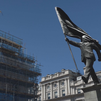 Un hombre a punto de caer al vacío, la nueva obra de Banksy en el centro de Londres