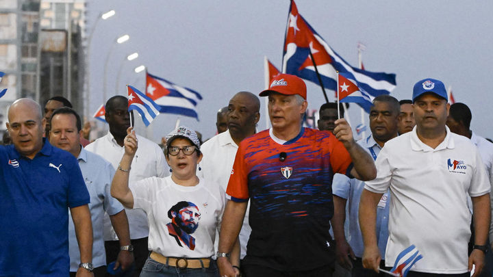 El presidente de Cuba, Miguel Diaz-Canel (c), y su esposa Lis Cuesta (c-i) participan en la conmemoración del Día Internacional del Trabajo este viernes, en La Habana