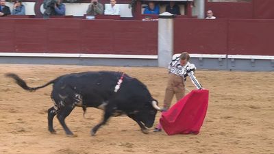 Una gran faena de Javier Cortés en la goyesca queda sin premio por la espada