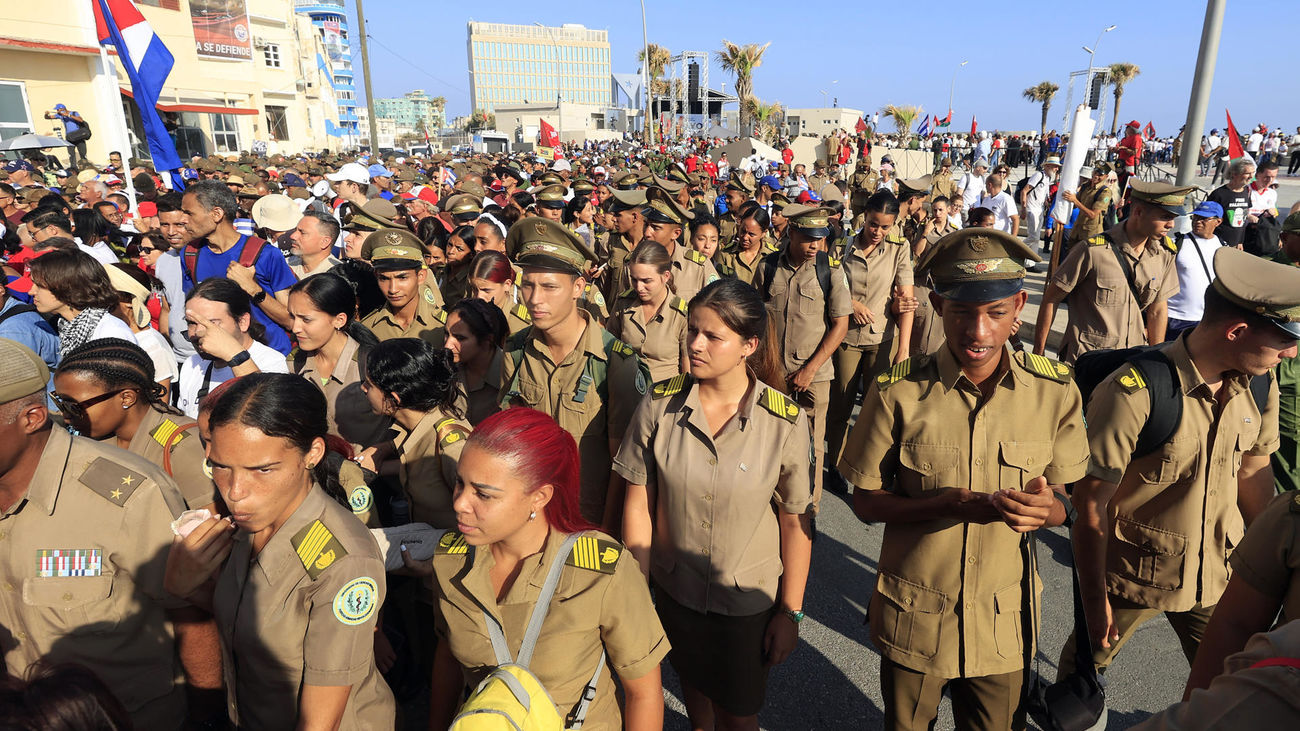 Integrantes de las Fuerzas Armadas Revolucionarias de Cuba asisten a la conmemoración del Día Internacional del Trabajo este viernes, en La Habana