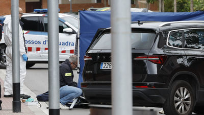 Un hombre mata a una mujer en una calle de Esplugues de Llobregat con un cuchillo