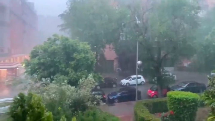 Una fuerte tormenta caída sobre Madrid provoca retrasos de vuelos en Barajas y goteras en la T4