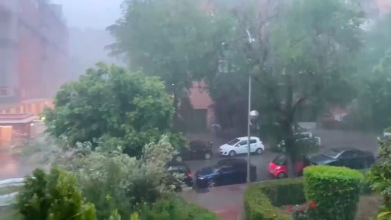 Una fuerte tormenta caída sobre Madrid provoca retrasos de vuelos en Barajas y goteras en la T4
