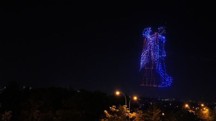 Más de mil drones iluminan el cielo de Madrid en La Latina para conmemorar el 2 de Mayo